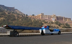 Solartaxi vor einer Zitadelle in Indien